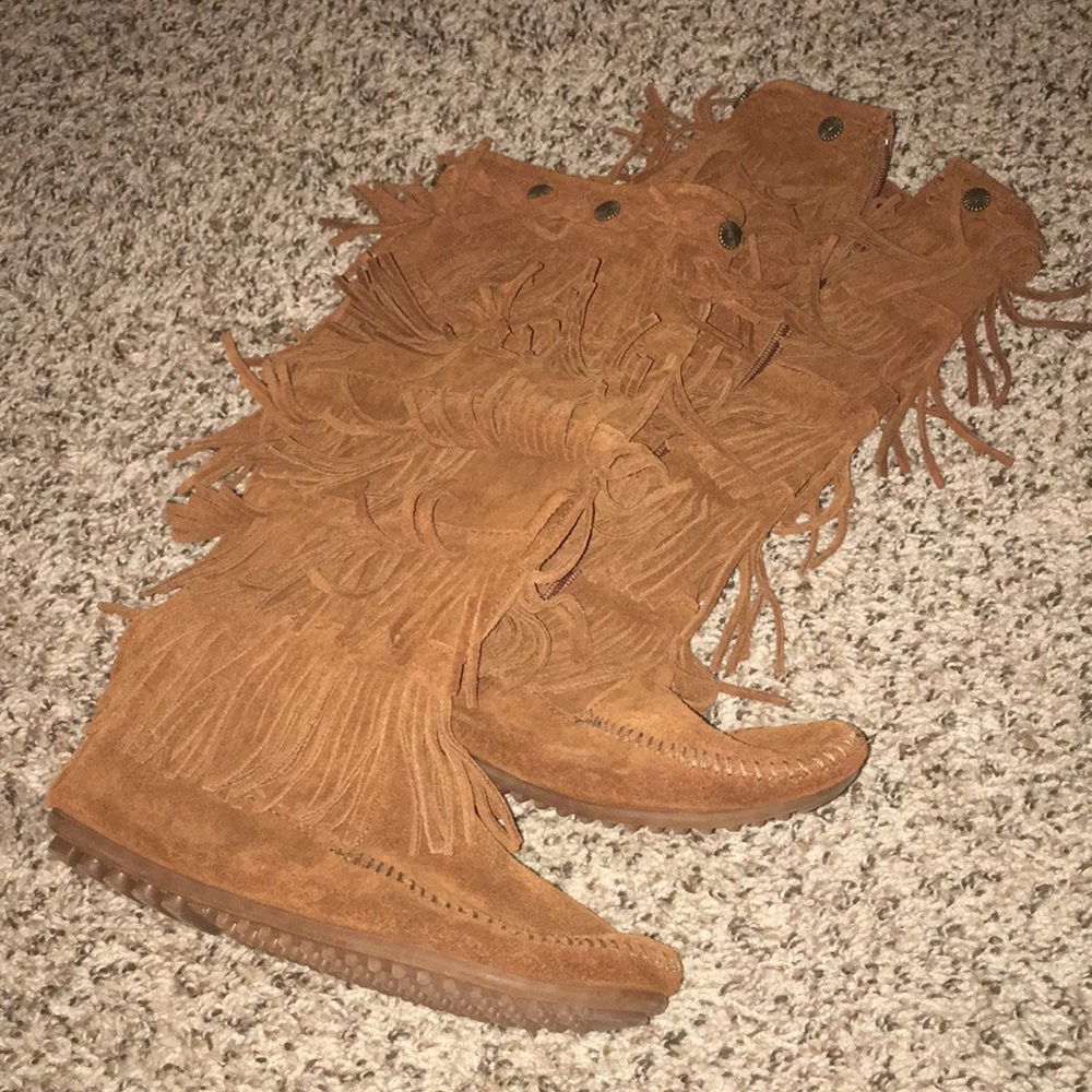 NWOT Minnetonka 5 layer fringe in chestnut brown.